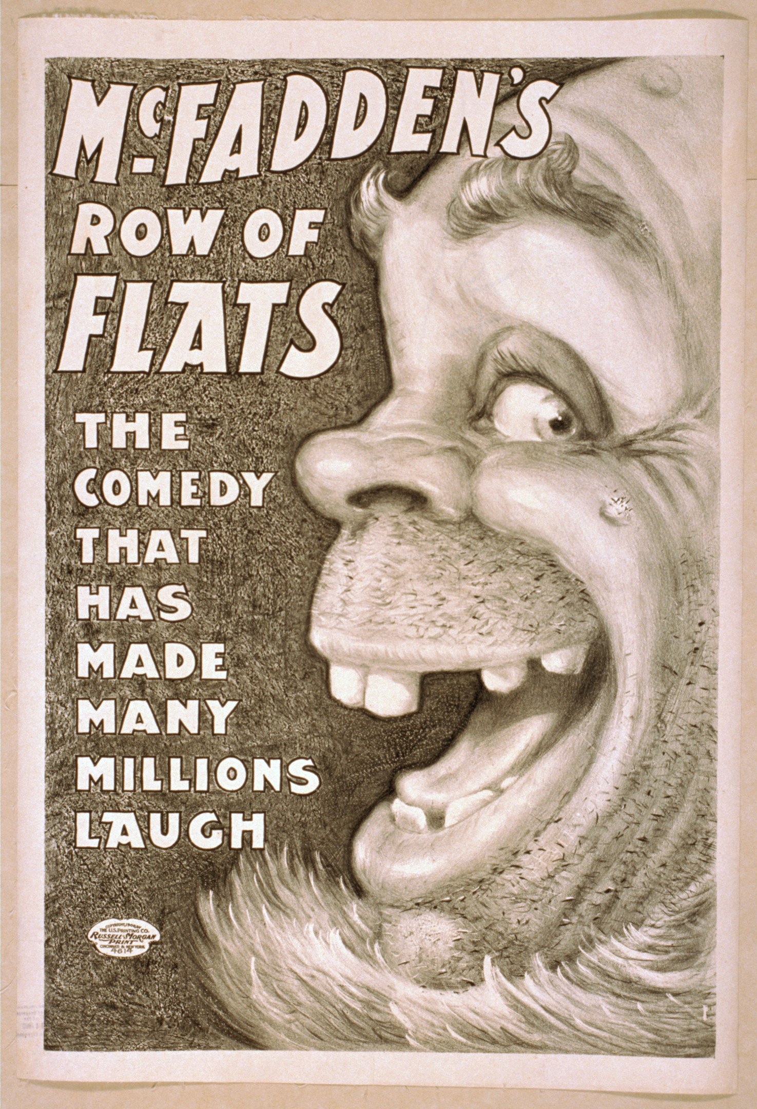 Plakat eines lachenden Menschen mit wilden Haaren, weit aufgerissenen Augen und einem breiten Grinsen, eingerahmt von einem hellgelben Hintergrund, mit dem Text "McFadden's Row of Flats: The Comedy That Has Made Many Millions Laugh."