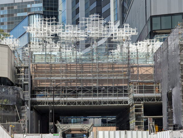 Großes Gebäude mit Gerüst in einer städtischen Umgebung.