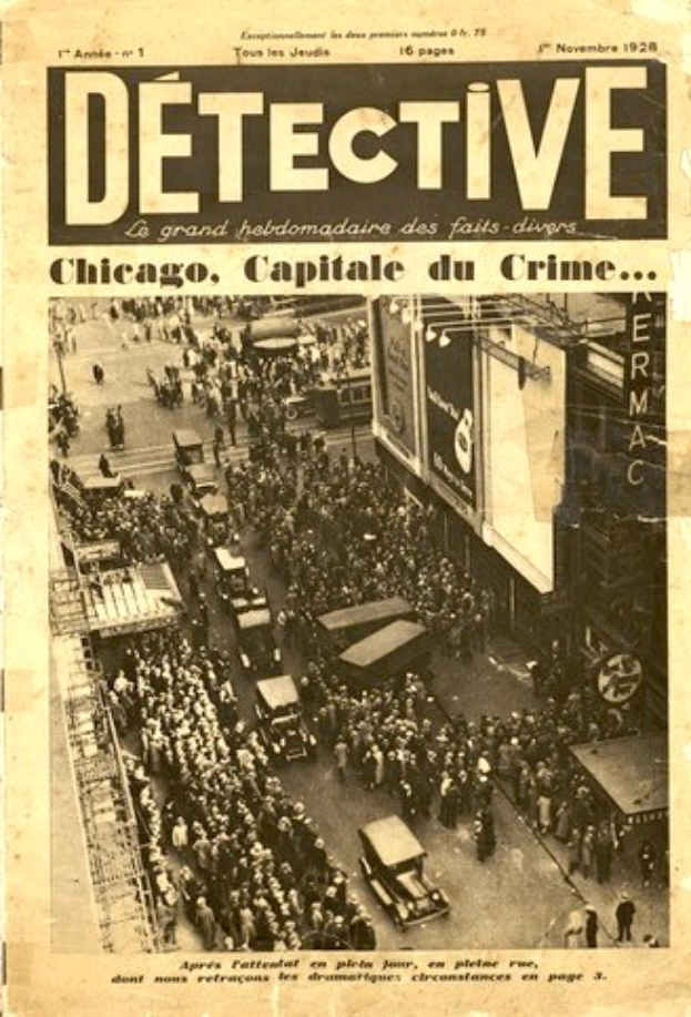 Eine Schwarz-Weiß-Zeitung mit der Schlagzeile "Detektiv, Chicago, Hauptstadt des Verbrechens", die ein Foto einer belebten Straße mit Menschen und Fahrzeugen zeigt, sowie Gebäude im Hintergrund.