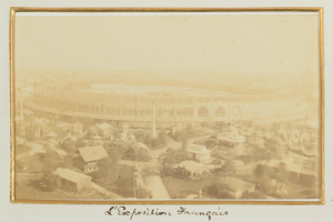 Altes Schwarz-Weiß-Foto eines Stadions inmitten einer Stadt mit umgebenen Gebäuden, Bäumen und Strommasten, mit Text unten.