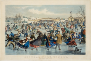 Eine Gruppe von Menschen, die auf einer Eisbahn im Central Park im Winter Schlittschuh laufen, umgeben von Bäumen und Häusern, mit einer Brücke im Hintergrund, bewölktem Himmel und einer Flagge, mit Text am unteren Bildrand.
