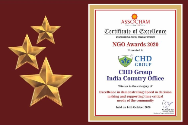 Auszeichnung für den Ngo Awards 2020, mit dem Text 'Chd Group India Country Office' und einem Schild-Logo mit einem zentralen Stern und einem Lorbeerkranz, markiert durch drei Sterne auf der linken Seite.