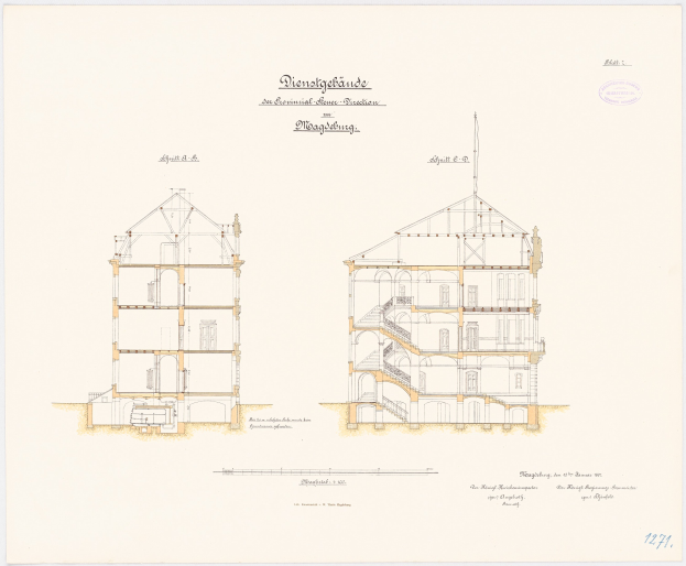 Schwarz-weißes Architekturzeichnung eines mehrstöckigen Gebäudes mit zahlreichen Fenstern und einer prominenten Treppe, betitelt 'Dienstgefände', auf weißem Papier mit handgeschriebener Text.