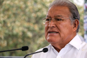 Ein Mann in einem weißen Hemd und Brille spricht in ein Mikrofon, wahrscheinlich zur Entscheidung des Obersten Gerichtshofs, die Verwendung des Obersten Gerichtshofs Indiens zu verbieten.