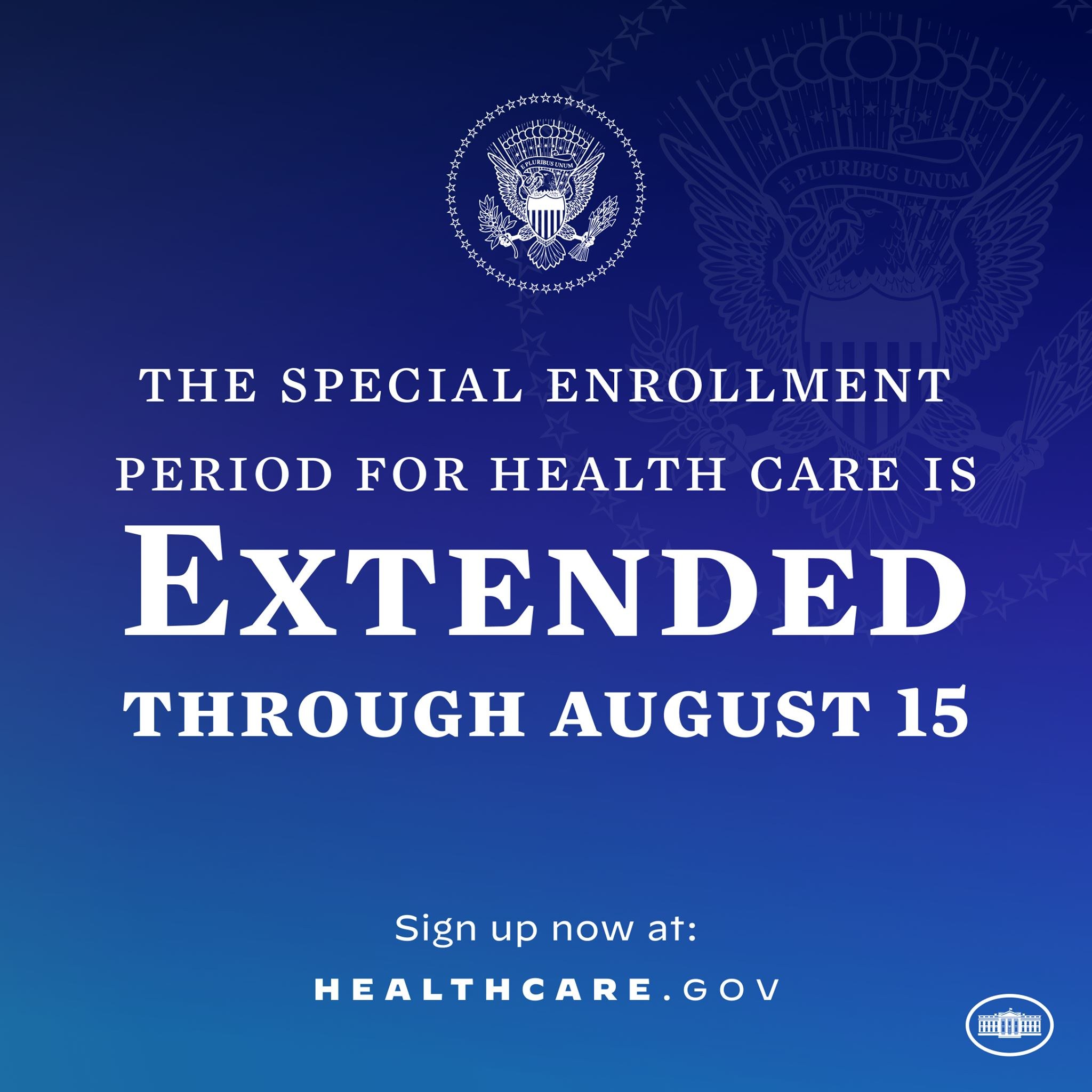 Plakat mit Text und Logo, das "Die Sonderfrist für die Gesundheitsversicherung ist bis zum 15. August verlängert" angibt.
