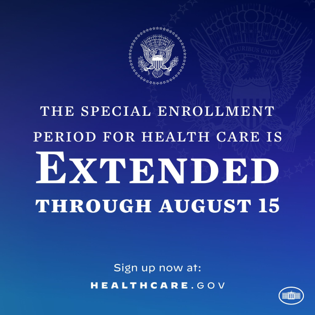 Plakat mit Text und Logo, das "Die Sonderfrist für die Gesundheitsversicherung ist bis zum 15. August verlängert" angibt.