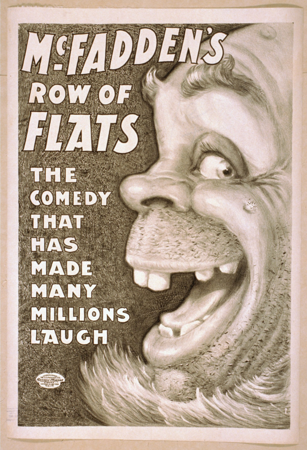 Plakat mit einem lachenden Menschen mit wilden Haaren, weit aufgerissenen Augen und einem breiten Grinsen, vor einem hellgelben Hintergrund, mit dem Text "McFadden's Row of Flats: The Comedy That Has Made Many Millions Laugh" darüber.