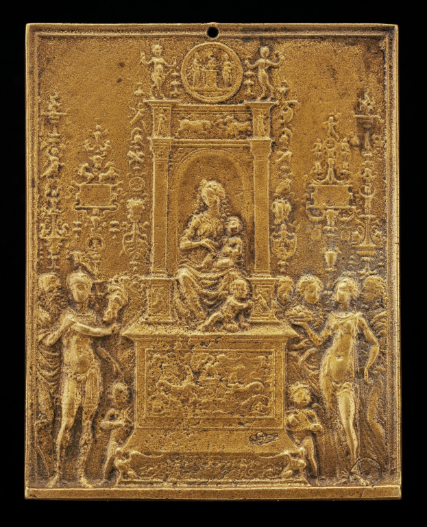 Goldene Plakette mit detaillierten Skulpturen einer Frau in einem langen Kleid und eines Mannes in einem Anzug auf schwarzem Hintergrund, in Gold gerahmt.