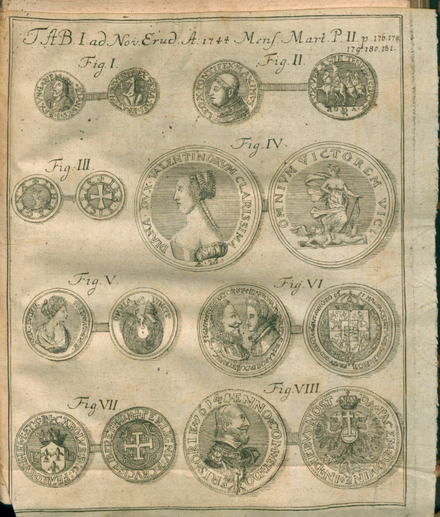 Ein altes Buch mit verschiedenen Münzen darauf, einige mit Porträts und Inschriften.