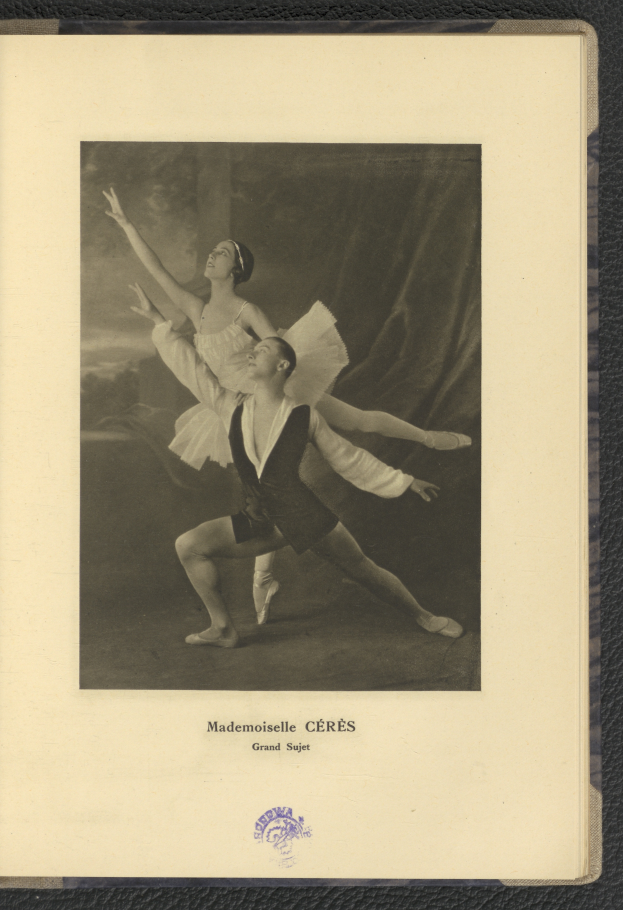 Ein Schwarz-Weiß-Foto eines Mannes und einer Frau in Ballettkleidung, der Mann in einem weißen Tutu und die Frau in einem rosafarbenen Kleid, die anmutig und perfekt synchron tanzen, mit Text unten im Rahmen.