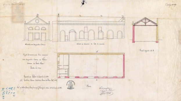 Schwarz-weißes Architekturzeichnung eines mehrfenstrigen Schulgebäudes mit detaillierter Planung und Textanmerkungen auf Papier.