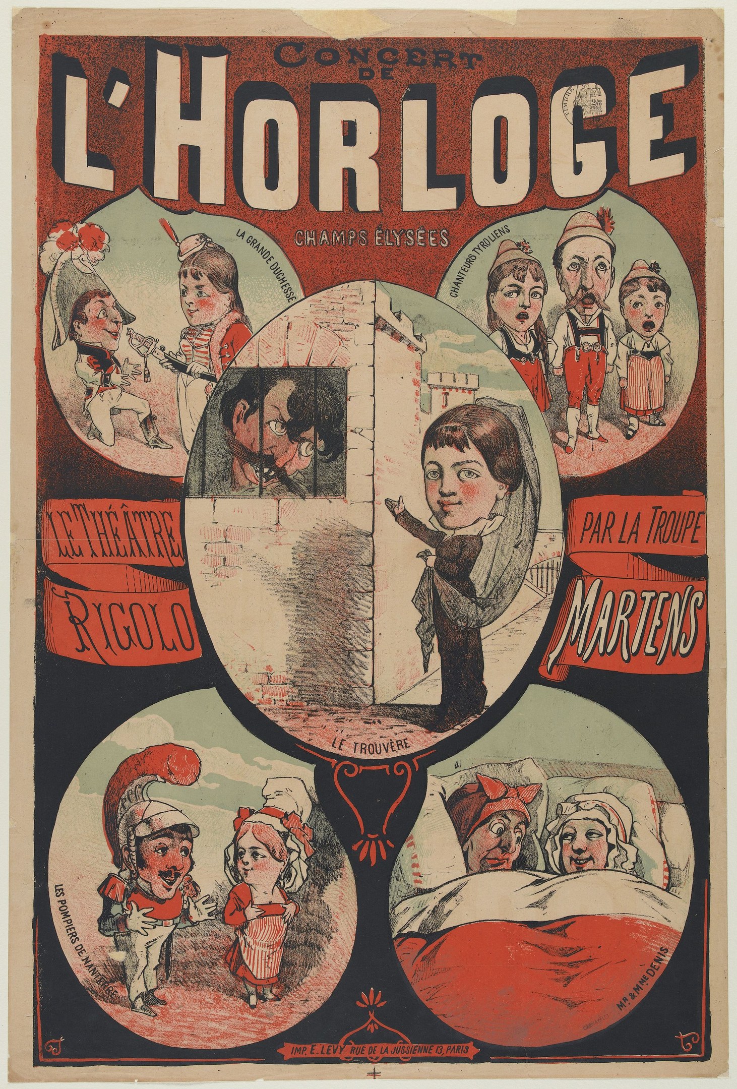 Eine große Menge Menschen bei einem Musikfestival schaut auf einer hell erleuchteten Bühne mit Bildschirmen, die vor einem Gebäude, Bäumen und einem klaren blauen Himmel aufgebaut ist.