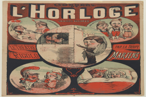 Eine große Menge Menschen bei einem Musikfestival schaut auf einer hell erleuchteten Bühne mit Bildschirmen, die vor einem Gebäude, Bäumen und einem klaren blauen Himmel aufgebaut ist.