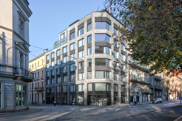 Großes modernes Bürogebäude mit zahlreichen Fenstern, umgeben von Straßeninfrastruktur, Fahrzeugen, Fußgängern, Bäumen und einem bewölkten Himmel als neuer Firmensitz.
