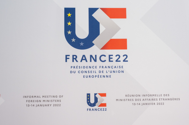Plakat für die "Frankreich 22 - Informelle Tagung der Außenminister" mit dem Logo der Europäischen Union, das einen blauen Kreis mit einem weißen Stern und einem weißen Rand zeigt.