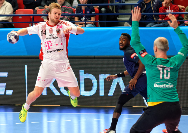Männer spielen Handball auf einem Court während des Futsal-Weltmeisterschaftsspiels 2019 zwischen Bayern München und Paris Saint-Germain, mit Zuschauern im Hintergrund.