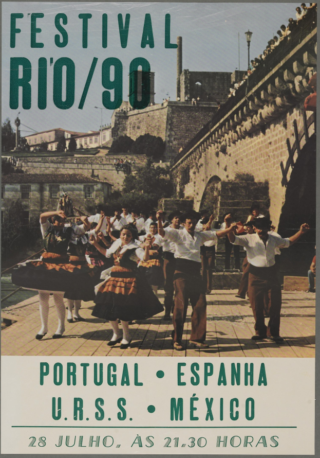 Festival Rio/90-Plakat mit einer tanzenden Gruppe im Vordergrund, im Hintergrund Gebäude, Bäume und einen klaren blauen Himmel sowie Text unten.