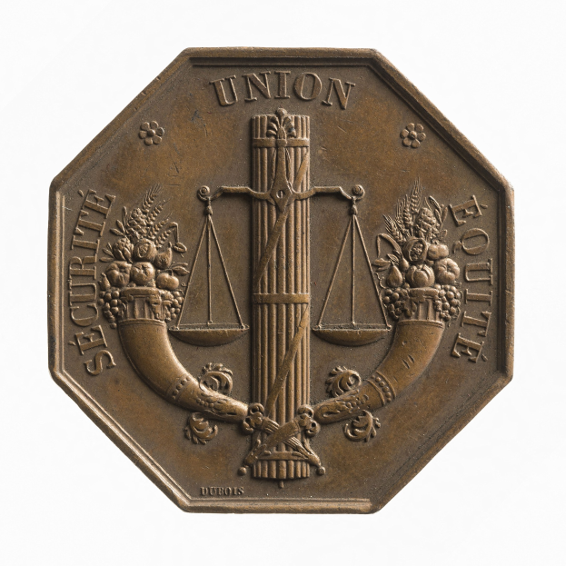 Bronzemedaille mit der Inschrift "Securite Union Equite" auf weißem Hintergrund.