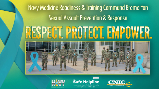 Ein Plakat mit der Aufschrift "Navy Medicine Readiness & Training Command Bremerton: Sexual Assault Prevention & Response - Respect, Protect, Empower" zeigt eine Gruppe von Menschen in Uniformen und Mützen vor einem Gebäude mit Fenstern und Türen.