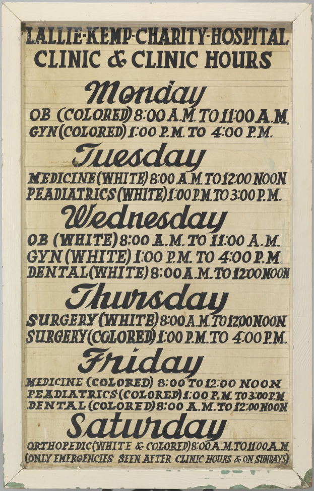Plakat mit dem Text "Lallie Kemp Charity Hospital Clinic & Clinic Hours", das die Klinikdienste und -zeiten bewirbt.