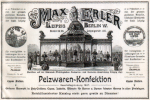 Eine Vintage-Reklame für Max Erler Leipzig in Berlin, Deutschland, die eine Gruppe von Menschen vor einem Gebäude zeigt, mit Text, der wahrscheinlich ein Ereignis ankündigt.