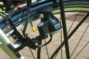 Nahaufnahme eines Fahrradrades mit einer Bremse in der Mitte.