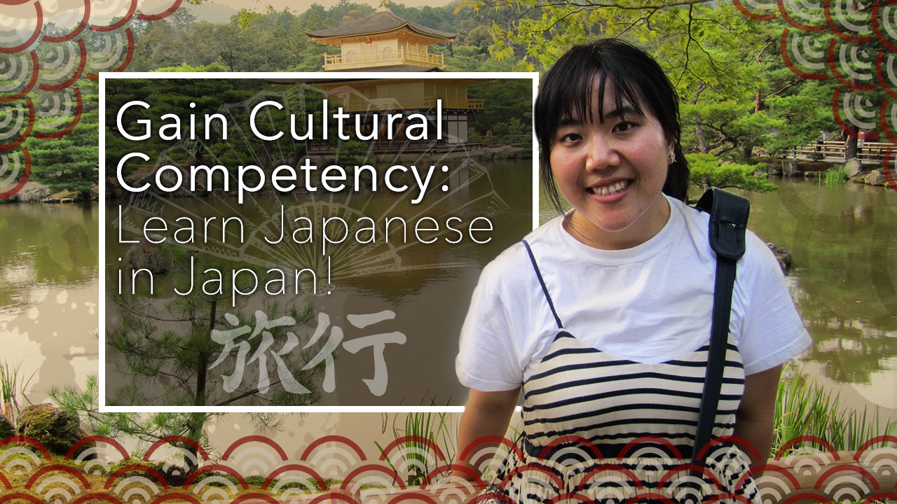 Eine Frau steht lächelnd vor einer friedlichen Landschaft mit Wasser, Grünflächen, Bäumen, einem Gebäude und einem klaren blauen Himmel, mit einem Text-Overlay, das 'Kulturelle Kompetenz erwerben: Japanisch in Japan lernen' lautet.