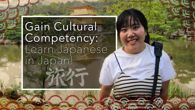 Eine Frau steht lächelnd vor einer friedlichen Landschaft mit Wasser, Grünflächen, Bäumen, einem Gebäude und einem klaren blauen Himmel, mit einem Text-Overlay, das 'Kulturelle Kompetenz erwerben: Japanisch in Japan lernen' lautet.