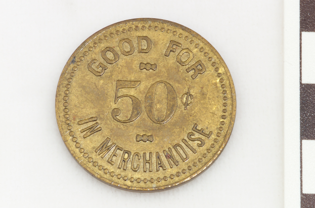 Eine Goldmünze mit der Aufschrift "Gültig für 50 im Handel" auf einem weißen Hintergrund.