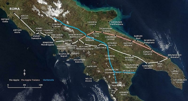 Eine Karte von Italien mit einer blauen Linie, die eine kreisförmige Bahnroute von und nach Rom markiert, mit beschrifteten Städten und Ortschaften entlang des Weges.