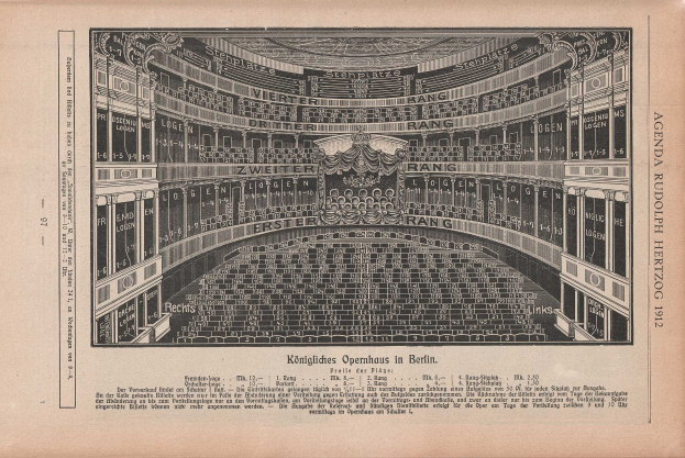 Eine Schwarz-Weiß-Zeichnung in einem alten Buch zeigt einen großen, leeren Auditorium in Berlin, Deutschland, mit Reihen von Stühlen und sichtbarem Text auf der Seite.