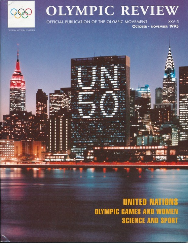 Titelbild von "Olympic Review Official Publication of the Olympic Movement" mit einer Stadtansicht mit Gebäuden, Lichtern und Wasser und Text einschließlich "United Nations Olympic Games and Women Science and Sport".