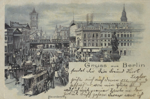 Eine Vintage-Postkarte zeigt eine belebte Berliner Stadtstraße mit Pferdewagen, Fußgängern, Gebäuden, Straßenlaternen, einer Statue und einer Brücke unter einem bewölkten Himmel.