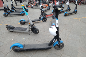 GER-D: Verkehrsunfall in Oberbilk - E-Scooter-Fahrer knallt gegen Wand - Zwei Verletzte - Verdacht auf Alkoholeinfluss