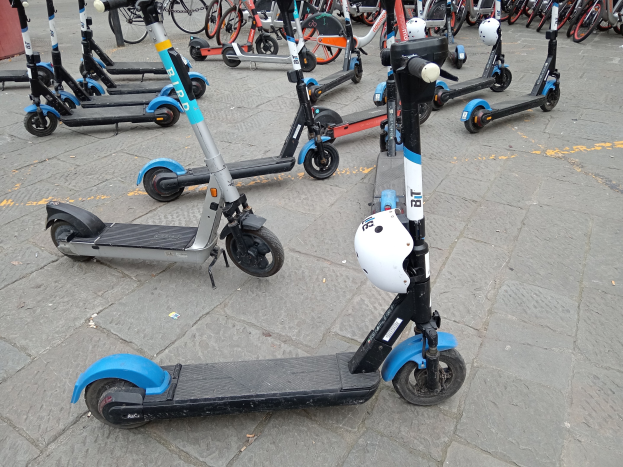 GER-D: Verkehrsunfall in Oberbilk - E-Scooter-Fahrer knallt gegen Wand - Zwei Verletzte - Verdacht auf Alkoholeinfluss