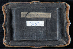 Schwarzes Buch mit dem Titel 'Die Geschichte des Ersten Weltkriegs' mit einem sichtbaren Etikett.