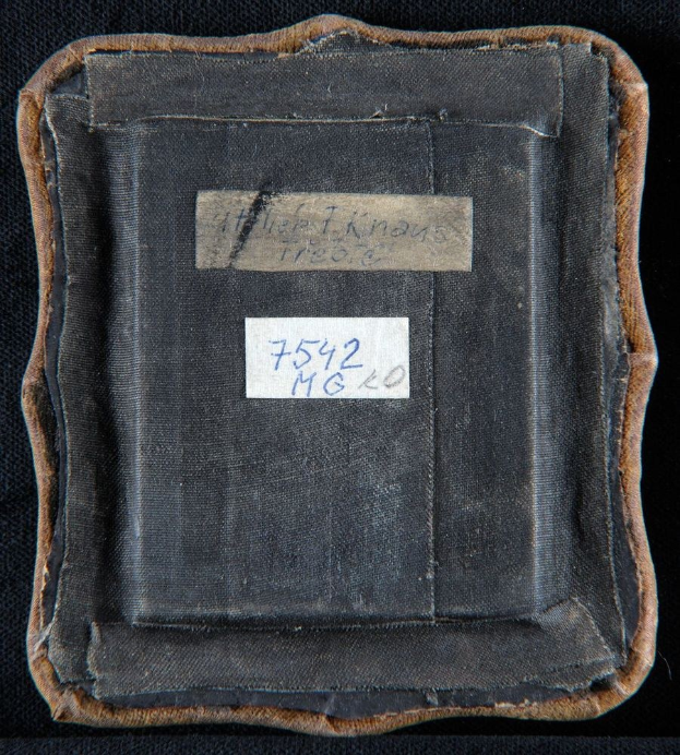 Schwarzes Buch mit dem Titel 'Die Geschichte des Ersten Weltkriegs' mit einem sichtbaren Etikett.