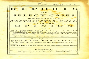 Ein altes Buch mit dem Titel "Berichte über ausgewählte Fälle vor den Gerichten von Westminster-Hall sowie die Meinung von John Lord Fortescue" liegt aufgeschlagen da, wobei eine Seite mit schwarzem Text sichtbar ist.