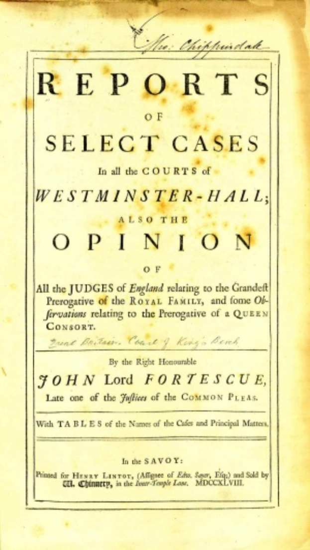 Ein altes Buch mit dem Titel "Berichte über ausgewählte Fälle vor den Gerichten von Westminster-Hall sowie die Meinung von John Lord Fortescue" liegt aufgeschlagen da, wobei eine Seite mit schwarzem Text sichtbar ist.