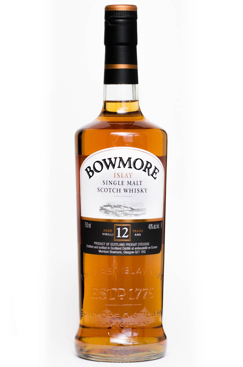 Eine Flasche Bowmore 12 Jahre alter Single Malt Scotch Whisky mit schwarzer Kappe und goldbrauner Flüssigkeit darin.
