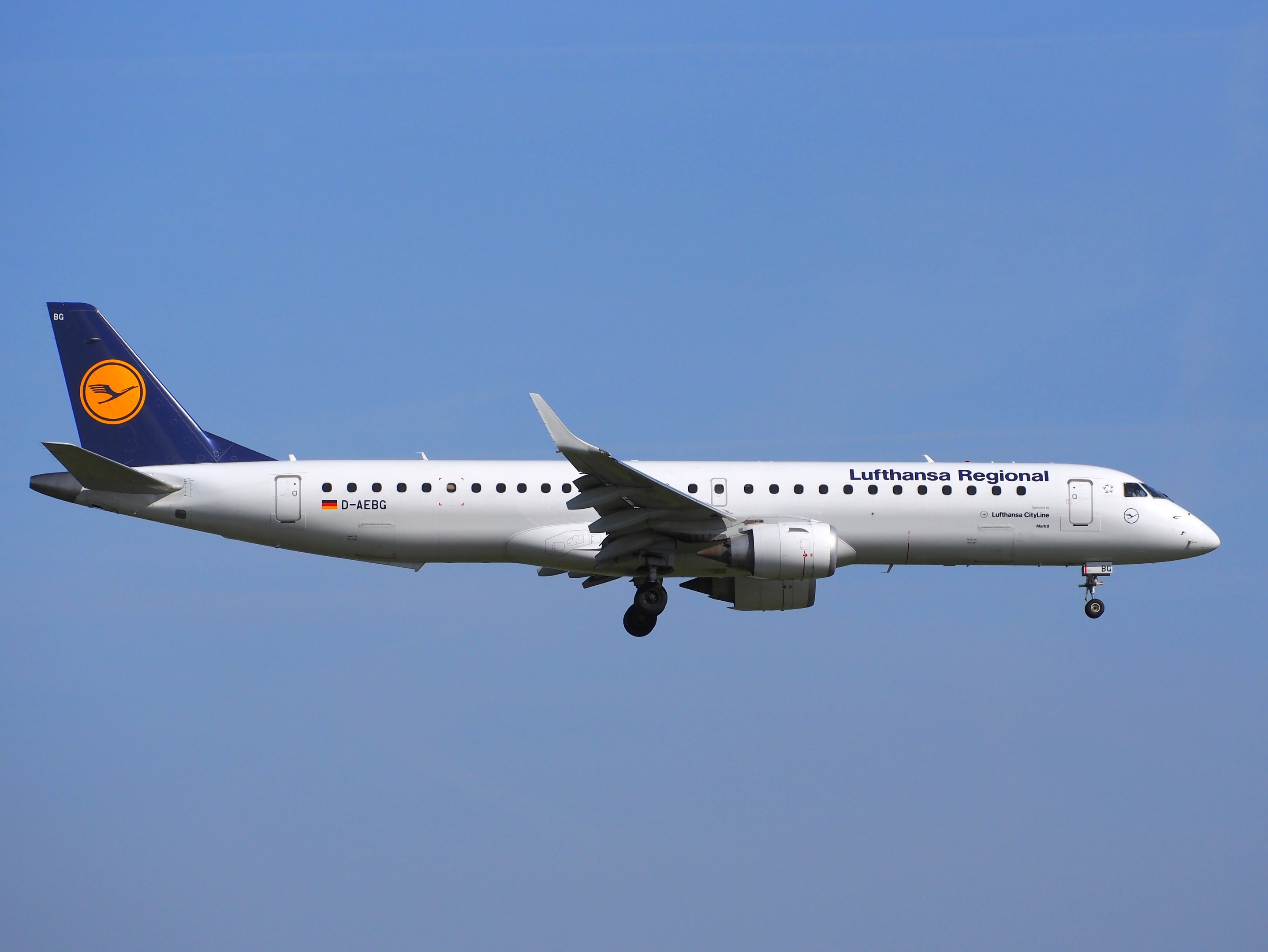Lufthansa Regional Airbus A320-200 im Flug mit verlängerter Höhenruderoberfläche gegen den Himmel.