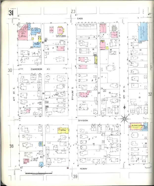 Ein altes Buch mit einer Stadtkarte aus den 1920er Jahren auf dem Cover, das Gebäude, Straßen, Parks und Sehenswürdigkeiten zeigt, begleitet von beschreibendem Text.