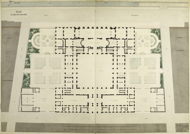 Ein altes Buch mit einem detaillierten architektonischen Plan eines Gebäudes, der Fenster, Türen und andere Merkmale zeigt, begleitet von erklärendem Text.