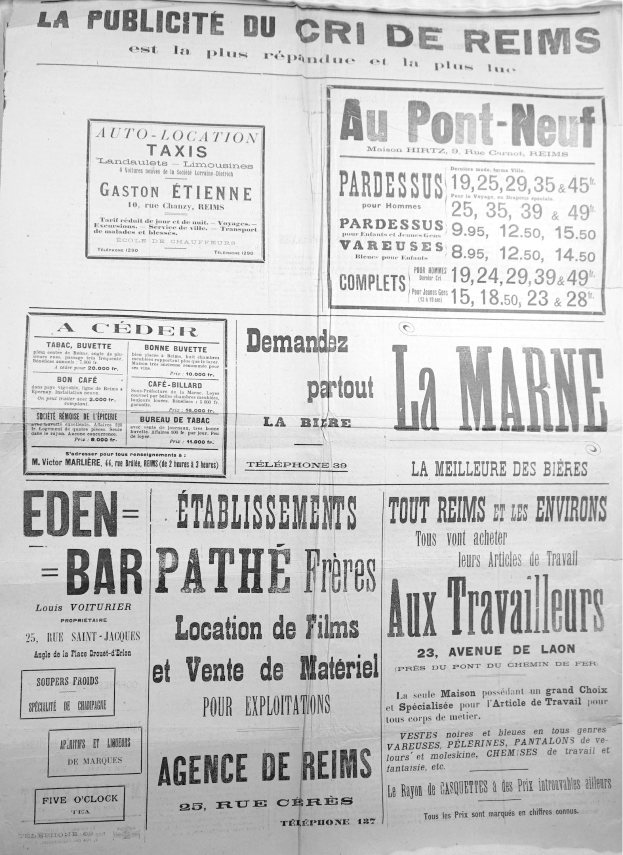 Schwarze und weiße Zeitung voller dichter Text und zahlreichen Anzeigen.