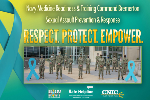 Ein Plakat mit einer Gruppe uniformierter Personen vor einem Gebäude, das sexuelle Belästigung und -prävention und -reaktion durch Navy Medicine Readiness & Training Command Bremerton ankündigt.