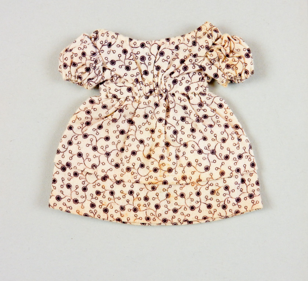 Weißes knielanges Sommerkleid mit rundem Halsausschnitt, kurzen Ärmeln und einem Volantsaum, das ein komplexes mehrfarbiges Muster auf einem leichten Stoff aufweist, das auf einer weißen Oberfläche liegt.