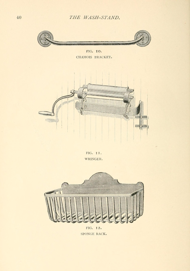 Eine handgezeichnete Skizze eines Toilettenpapierhalters und eines Korbs auf Papier mit begleitendem handgeschriebenem Text.