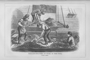 Schwarß-weißes Bild von Menschen im Pool, einige mit Schaufeln, mit Text unten: "Ballast-Heavens bei der Arbeit im Pool".