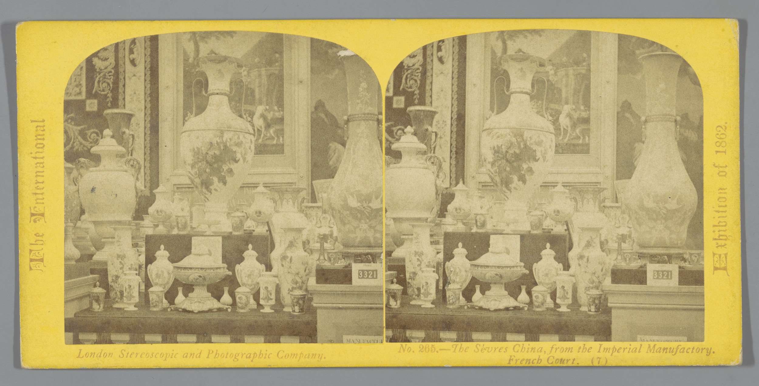 Ein Schwarz-Weiß-Stereofoto, das eine dicht angeordnete Collage von Vasen und Dekorationsgegenständen aus der Imperial Factory in London zeigt, mit Text unten.