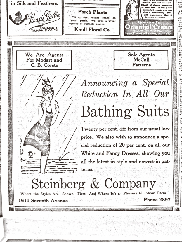 Eine Frau in einem weißen hochgeschlossenen, langärmeligen Kleid mit ihrem Haar zu einem Knoten gebunden, die in der Mitte einer Werbung für Steinberg & Company's Badesachen steht, umgeben von Text.